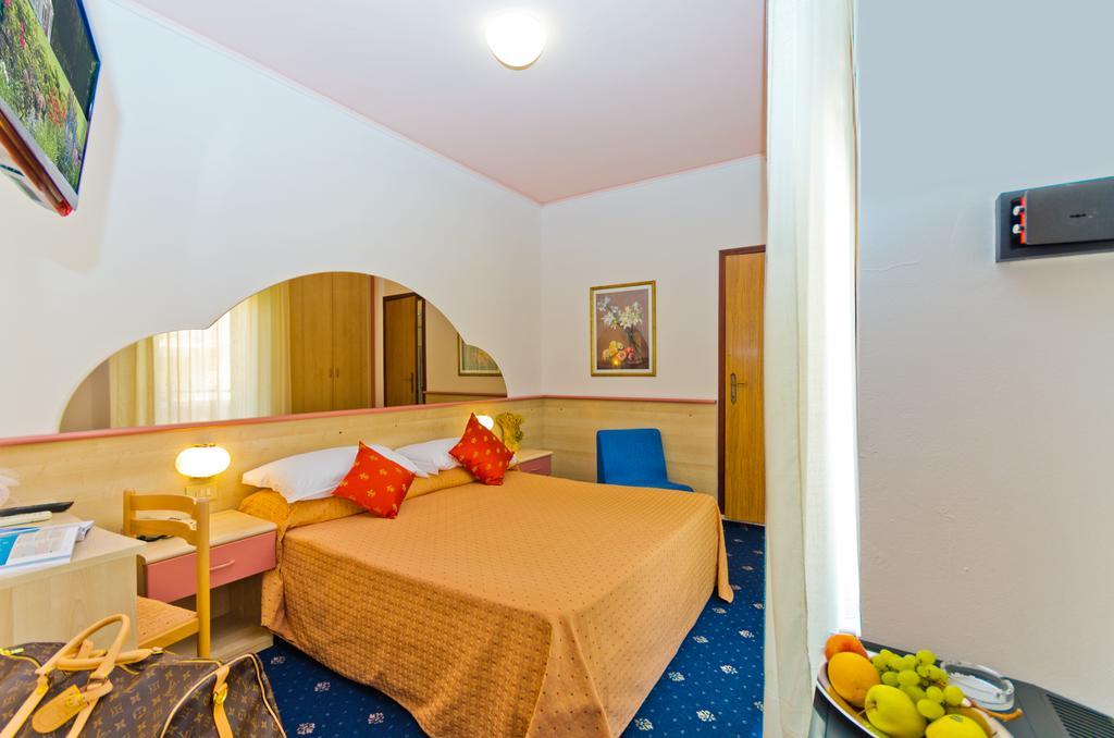 Hotel Victoria Bibione Habitación foto